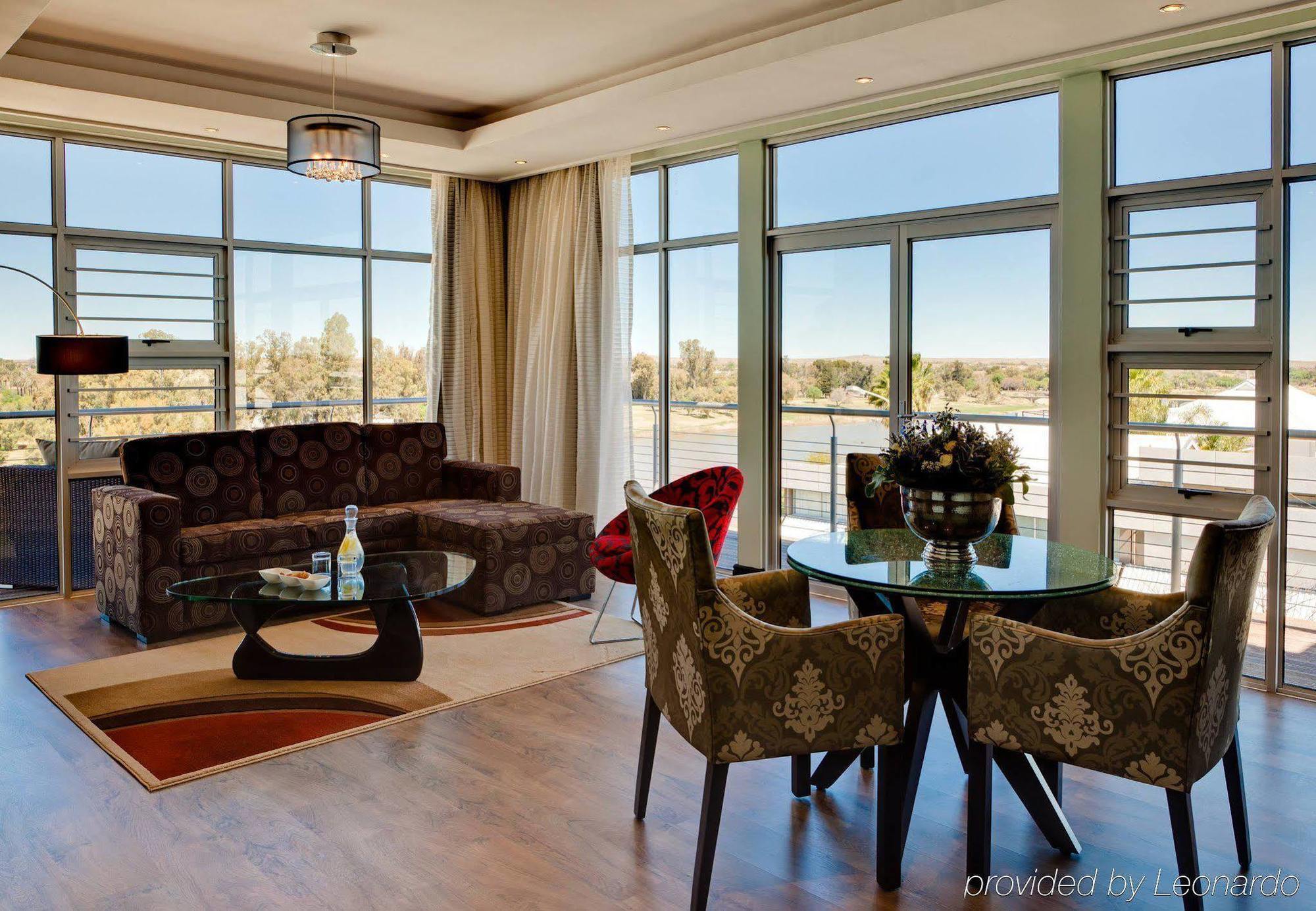 The Oasis Hotel Upington Bagian luar foto